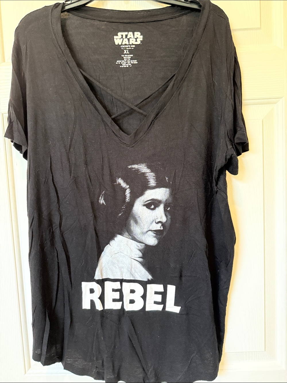 Star Wars Black Women's V-Neck 'Rebel' Leia Graphic Tee